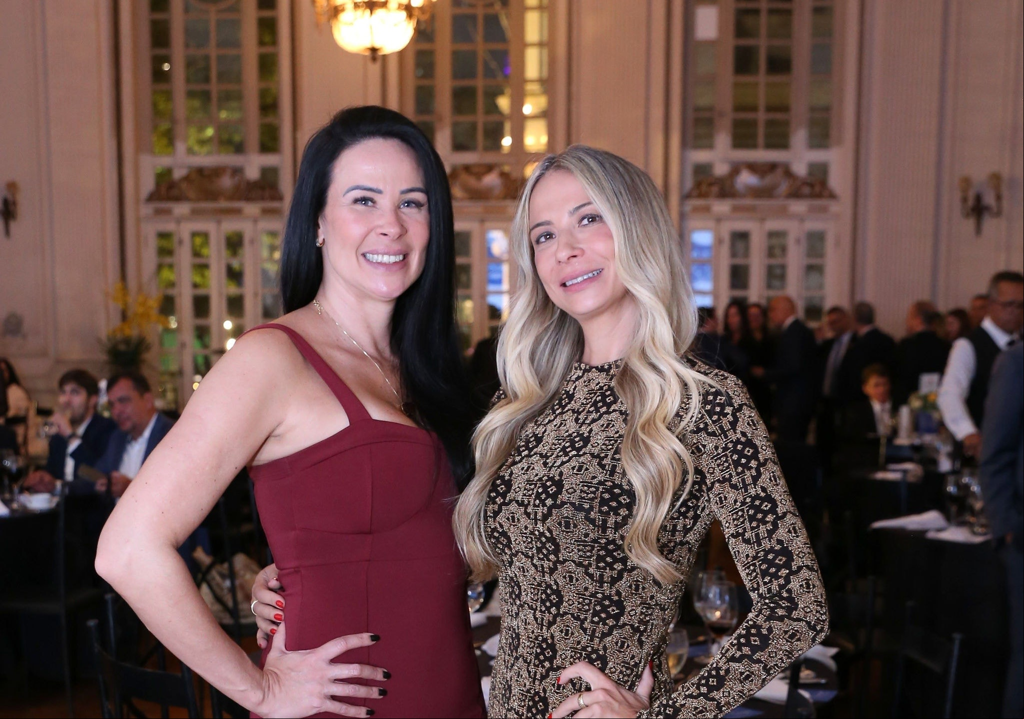 Lindas usando qualquer cor, Danielle e Michelle Teixeira