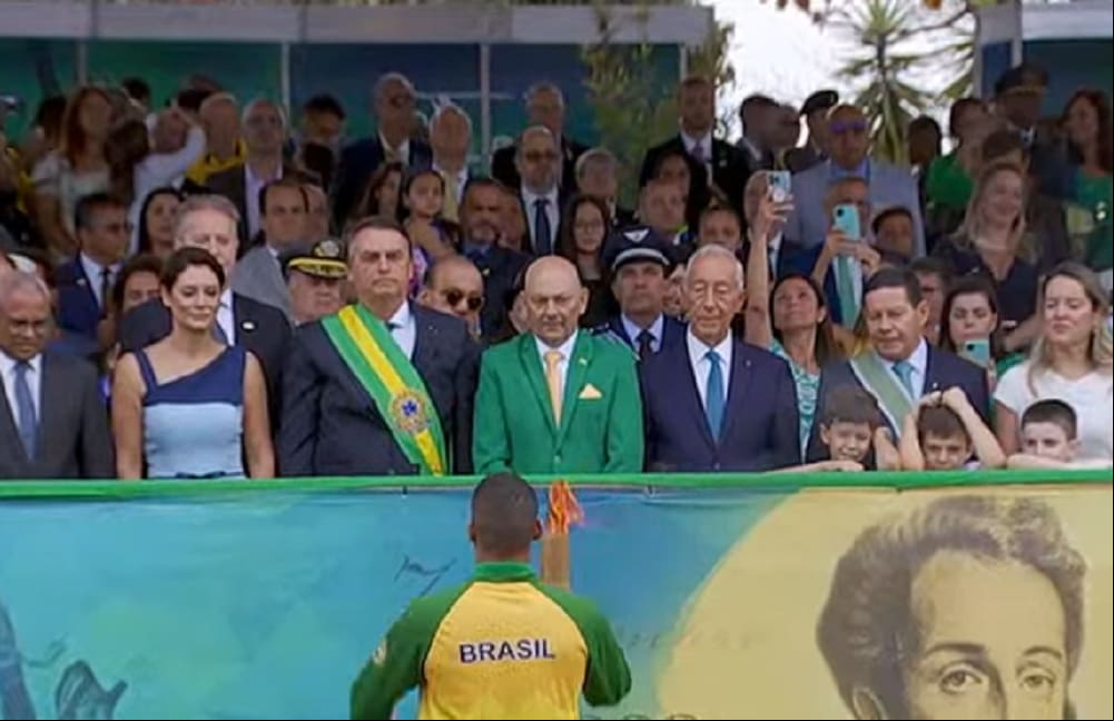 Palanque de autoridades do desfile militar do 7 de Setembro em Brasília (DF); presidente Jair Bolsonaro (PL) fica ao lado do empresário Luciano Hang, um dos alvos de operação da Polícia Federal
