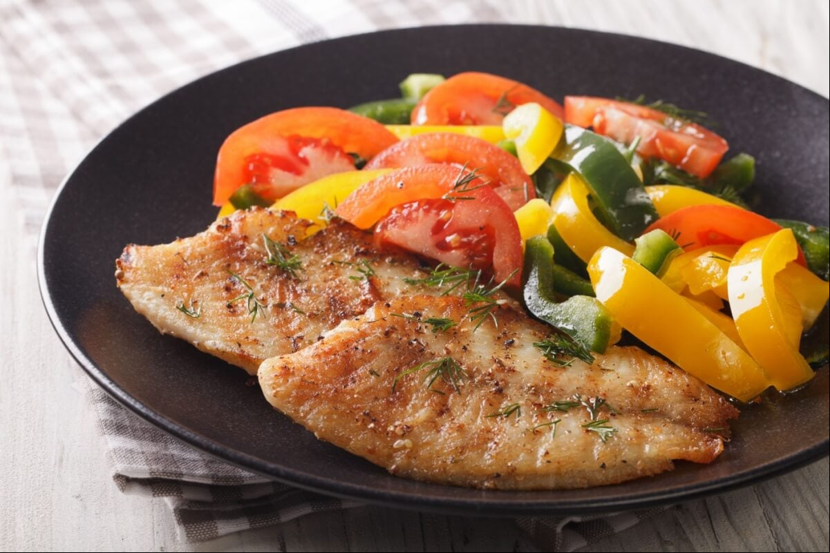Filé de tilápia com vegetais salteados