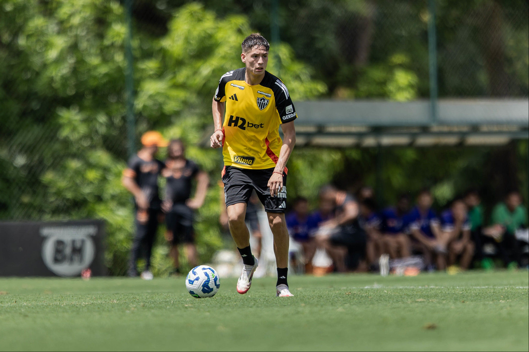 Zagueiro vem atuando pela equipe principal e sub-20 do Atlético