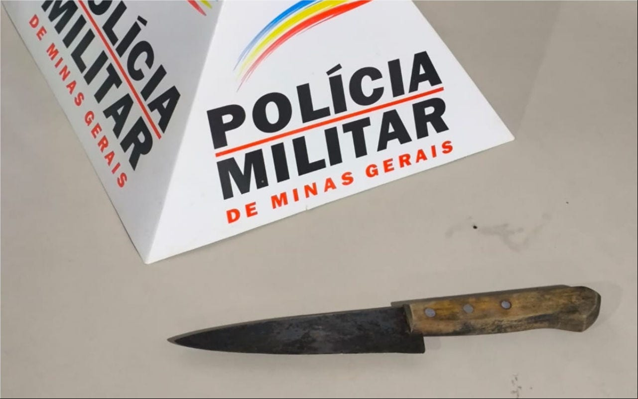 Faca usada pelo jovem foi apreendida 